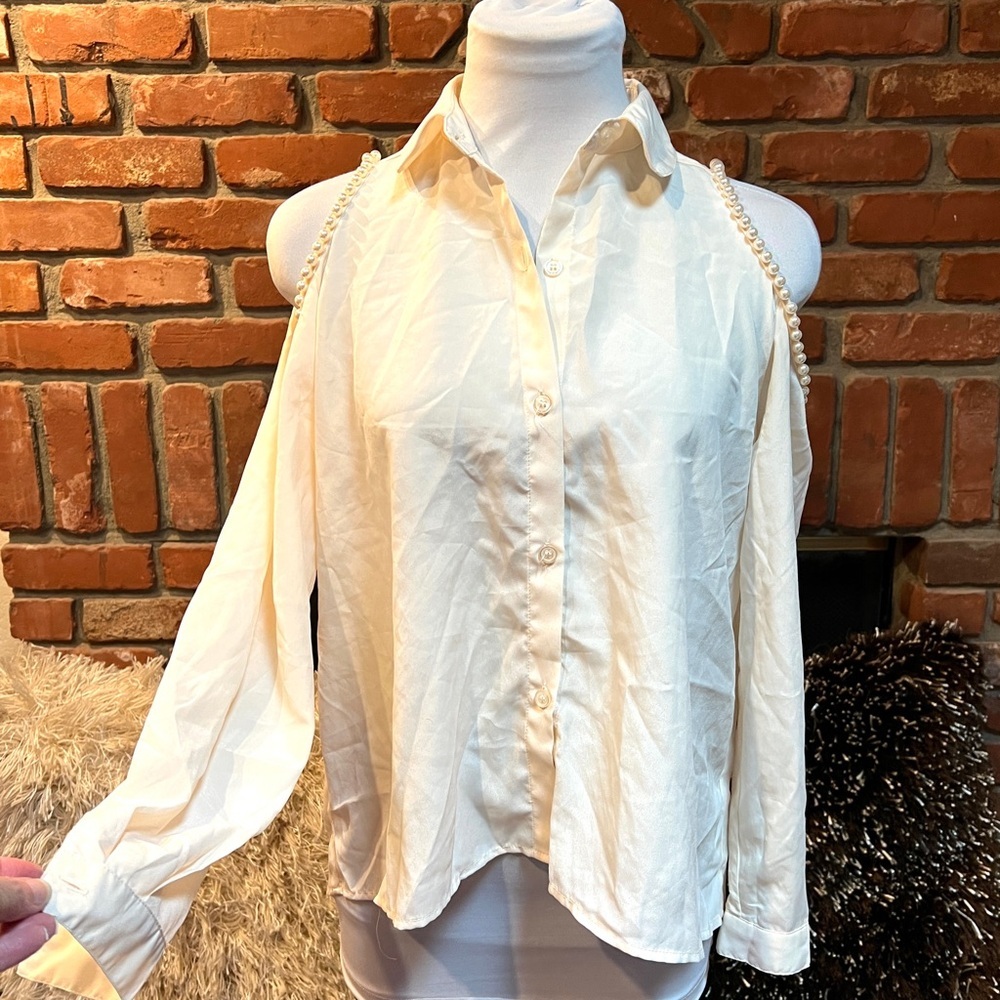 Romantic Sheer HiLo Pearl Accent Cold Bare Shoulder Cream Dressy Shirt Top sz S - Picture 3 of 9
